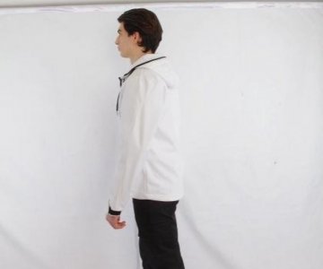 Erkek beyaz yağmurluk