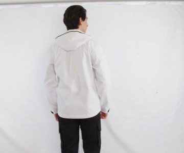 Erkek beyaz yağmurluk